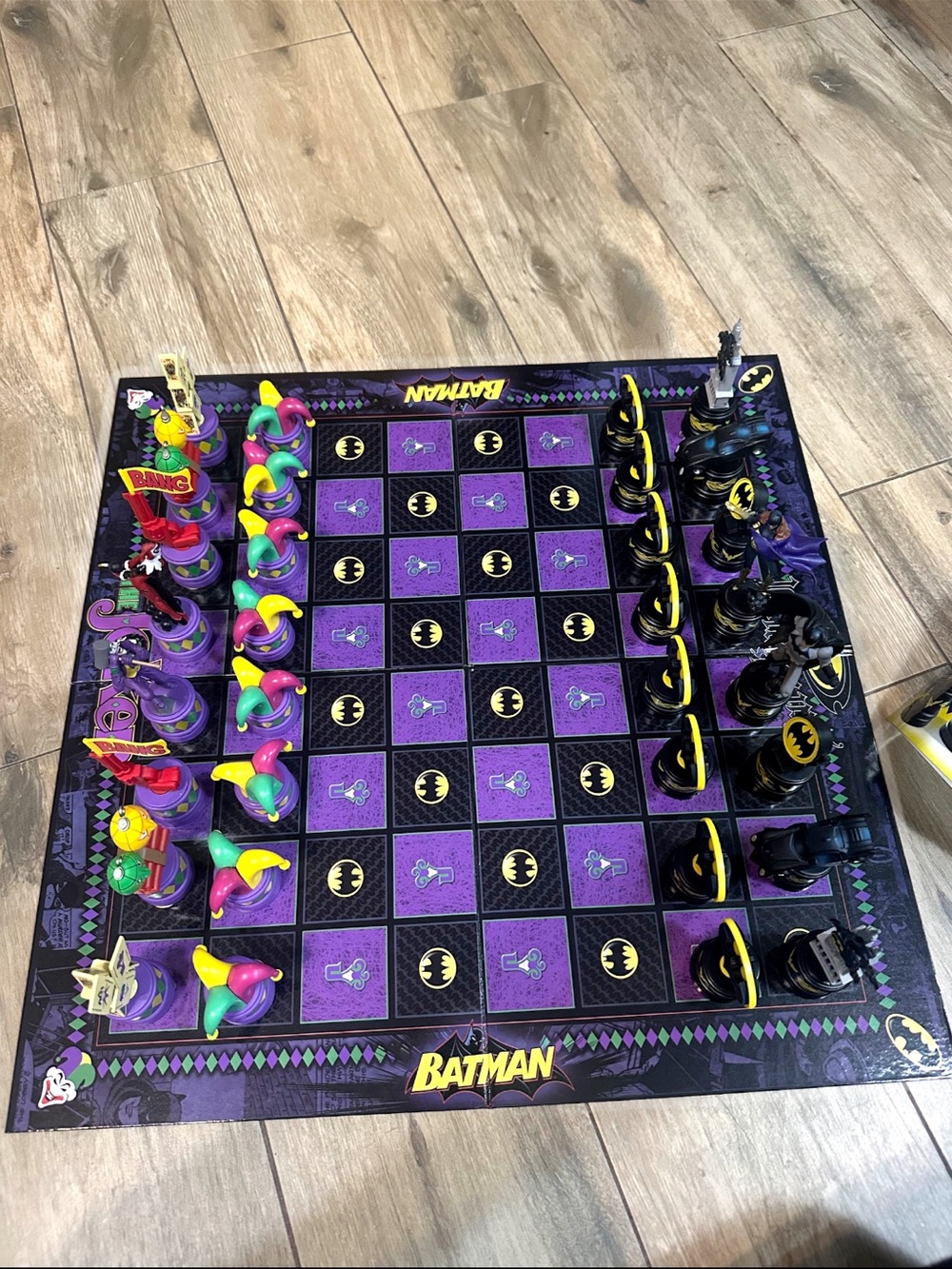 Batman Chess Set - The Joker Edition (Purple, Black, Yellow) - Picture 4 of 6